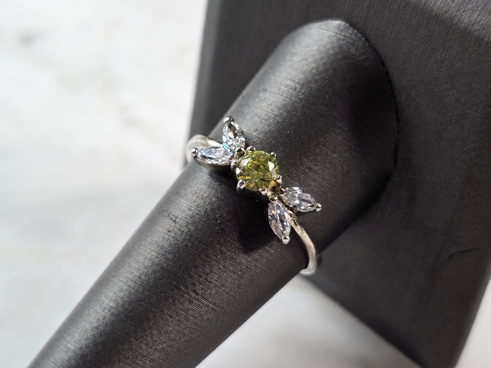 Womens Vintage Estate Sterling Silver Modernist Peridot Ring (1 of 5)