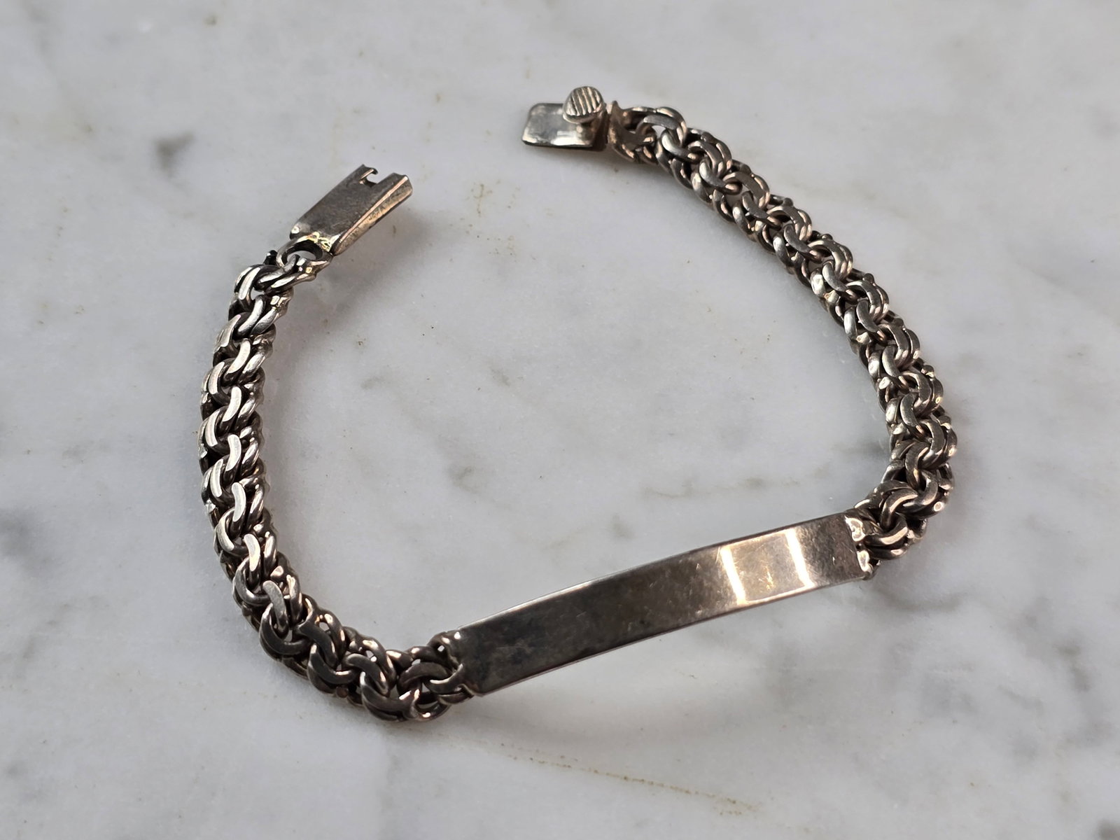 Womens Vintage Estate Sterling Silver ID Bracelet: A WOMENS VINTAGE ESTATE STERLING SILVER ID BRACELET. THE BRACELET MEASURES 6 1/2" LONG BY 1/4" WIDE AND WEIGHS 10.5g. THE ID BAR MEASURES 1 1/4" BY 1/4". ANY QUESTIONS, PLEASE DO NOT HESITATE TO ASK. 