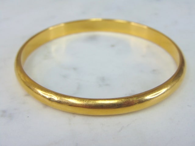 Womens Vintage Estate 21k Yellow Gold Bangle Bracelet: A WOMENS VINTAGE ESTATE 21k YELLOW GOLD BANGLE BRACELET THAT WEIGHS 10.5g, AND MEASURES 7 1/2" FOR THE INNER CIRCUMFERENCE, BY 1/4" WIDE. DOES SHOW SOME MINOR SIGNS OF WEAR, AS IT IS AN ESTATE PIECE. 
