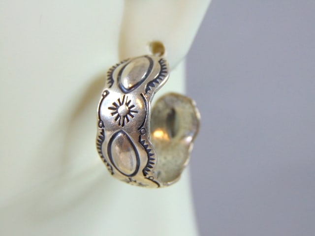 Womens Vintage Sterling Silver Southwestern Earrings: A PAIR OF WOMENS STERLING SILVER SOUTHWESTERN EARRINGS. EARRINGS WEIGH 7.3g AND MEASURES 7/8" LONG BY 3/8" WIDE. ANY OTHER QUESTIONS, PLEASE DO NOT HESITATE TO ASK. BE SURE TO CHECK OUT SOME OF MY OTH