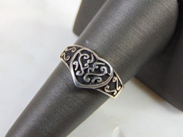 Womens Vintage Estate Sterling Silver Heart Ring: FOR SALE IS THIS LOVELY VINTAGE STERLING SILVER HEART RING. THE TOTAL WEIGHT IS 4.3g, AND IS A SIZE 7.75. THIS RING WOULD MAKE A GREAT GIFT FOR SOMEONE SPECIAL. ANY QUESTIONS PLEASE DONT HESITATE TO A