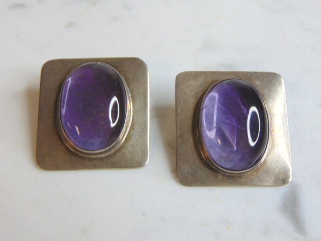 Womens Vintage Estate Sterling Silver Amethyst Earrings: A PAIR OF WOMENS STERLING SILVER AMETHYST EARRINGS. NOT SURE IF STONES ARE REAL OR MAN MADE. EARRINGS WEIGH 21.8g AND MEASURES 1 1/4" LONG BY 1 1/4" WIDE. ANY QUESTIONS, PLEASE DO NOT HESITATE TO ASK.