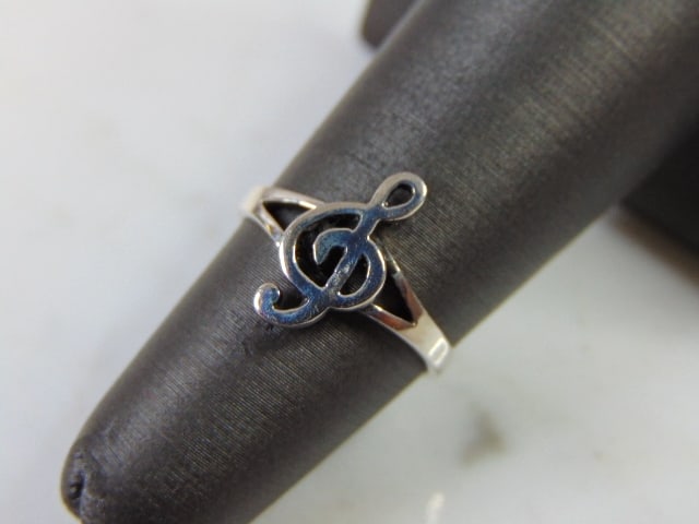 Womens Vintage Estate Sterling Silver Treble Clef Ring: A WOMENS VINTAGE ESTATE STERLING SILVER TREBLE CLEF RING. THE RING SIZE IS A 4 AND WEIGHS 1.2g. MAKES A GREAT GIFT FOR THAT SPECIAL SOMEONE. IF ANY QUESTIONS, PLEASE ASK. BE SURE TO CHECK OUT OUR OTHE