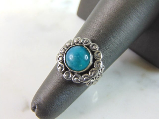 Womens Sterling Silver Southwestern Turquoise Ring: FOR SALE IS A LOVELY VINTAGE ESTATE STERLING SILVER SOUTHWESTERN TURQUOISE RING. NOT SURE IF STONE IS NATURAL OR MAN MADE. THE RING SIZE IS A 5, AND WEIGHS 5.5g. THIS WOULD MAKE A NICE GIFT FOR THAT S