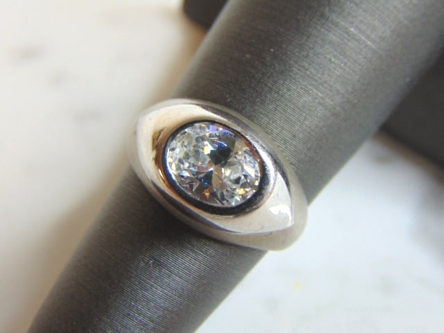 Womens Vintage Estate Sterling Silver CZ Ring: FOR SALE IS A WOMEN'S VINTAGE ESTATE .925 STERLING SILVER RING WITH CZ STONE. THE RING SIZE IS A 6.25, AND WEIGHS 3.9g. THIS WOULD MAKE A NICE GIFT FOR THAT SOMEONE SPECIAL. ANY OTHER QUESTIONS PLEASE