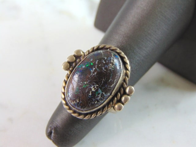 Womens Vintage Estate Sterling Silver Koroit Ring: A WONDERFUL WOMENS VINTAGE ESTATE STERLING SILVER KOROIT RING. NOT SURE IF STONE IS NATURAL OR MAN MADE. HE RING WEIGHS 10.7g, AND IS A SIZE 4.5. ANY QUESTIONS PLEASE DO NOT HESITATE TO ASK. BE SURE T