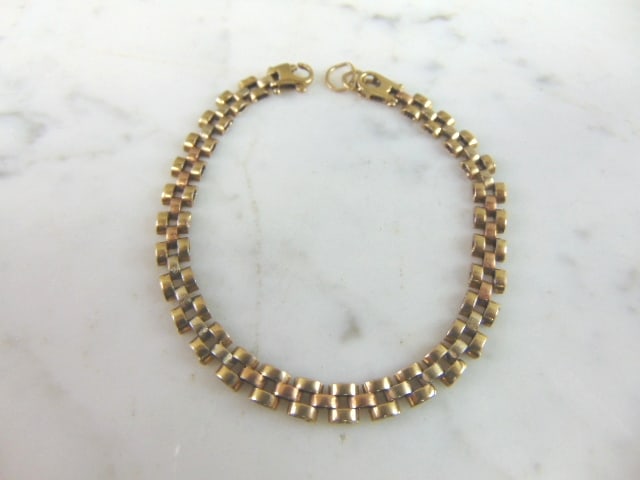 Womens Vintage Estate 14k Multi Tone Gold Bracelet: A WOMENS VINTAGE ESTATE 14K YELLOW, ROSE AND WHITE GOLD BRACELET. THE BRACELET MEASURES 7 1/2" LONG BY 1/4" WIDE AND WEIGHS 7.2g. MAKES A GREAT GIFT FOR THAT SOMEONE SPECIAL. BE SURE TO CHECK OUT SOME