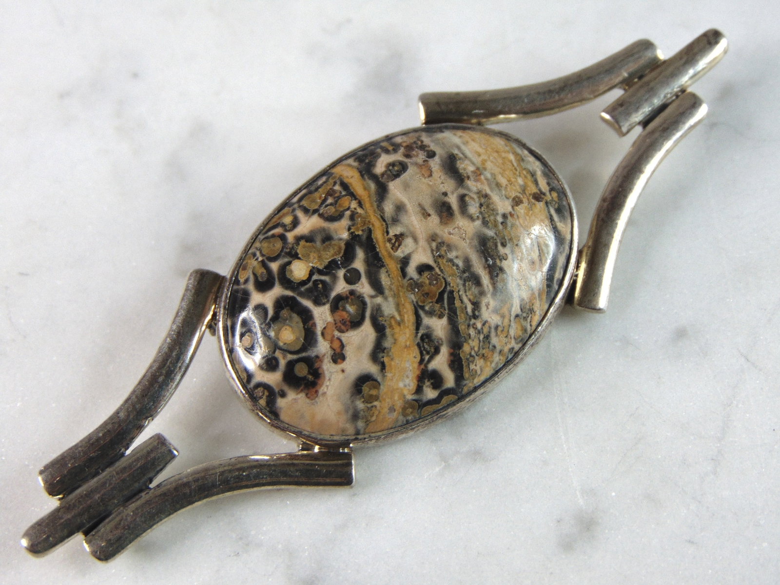 Womens Vintage Estate Sterling Silver Anne Harvey Jasper Brooch: A LOVELY VINTAGE ESTATE STERLING SILVER ANNE HARVEY JASPER BROOCH. NOT SURE IF STONE IS NATRAL OR MAN MADE. THE TOTAL WEIGHT OF THE BROOCH IS 20.0g. THE BROOCH MEASURES 3 1/8" BY 1". MAKES A GREAT GIF
