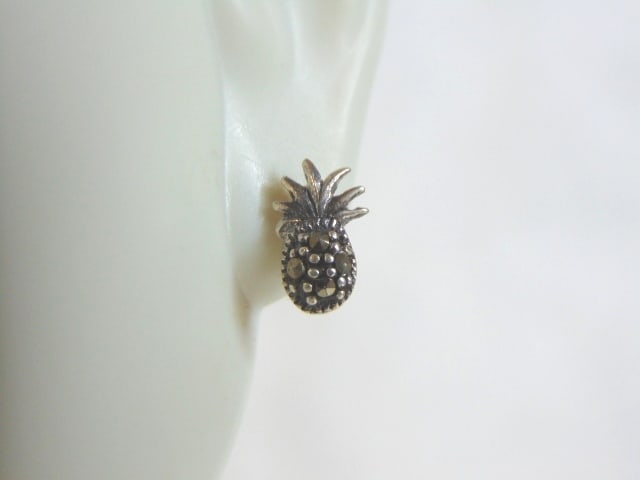 Womens Vintage Sterling Silver Pineapple Earrings: A PAIR OF WOMENS STERLING SILVER PINEAPPLE EARRINGS THAT WEIGH 1.1g AND MEASURES 3/8" BY 1/8". ANY OTHER QUESTIONS, PLEASE DO NOT HESITATE TO ASK. BE SURE TO CHECK OUT SOME OF MY OTHER GREAT ITEMS UP 