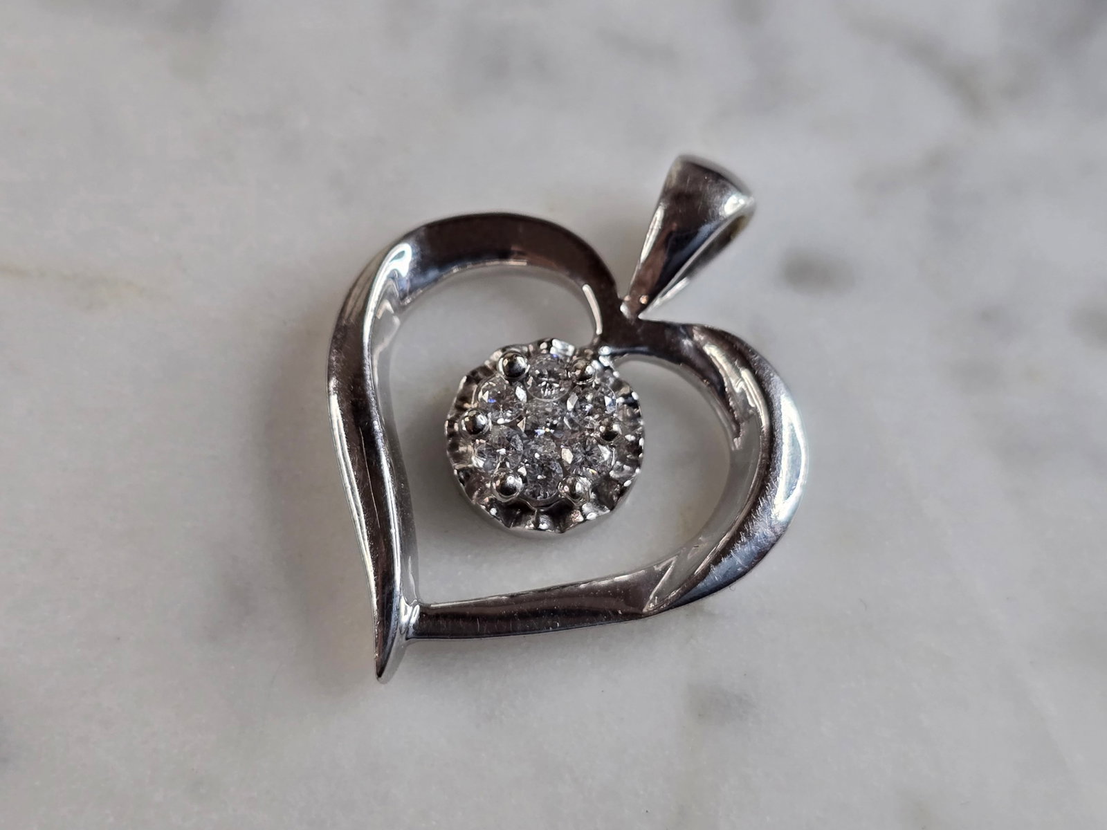Womens Vintage Estate 14K White Gold Diamond Heart Pendant: A WOMENS VINTAGE ESTATE 14K WHITE GOLD DIAMOND HEART PENDANT THAT WEIGHS 3.3g, AND MEASURES 1" BY 3/4". THERE ARE ABOUT .44cts OF DIAMONDS IN THIS PENDANT. WOULD MAKE A LOVELY GIFT FOR THAT SOMEONE SP