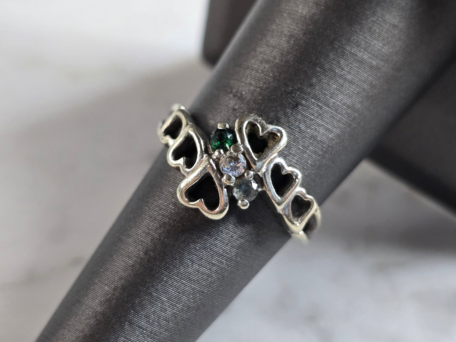 Womens Vintage Estate 10k White Gold Heart Ring: A WOMENS VINTAGE ESTATE 10K WHITE GOLD HEART RING WITH THREE DIFFERENT COLORED STONES. NOT SURE IF STONES ARE MANMADE OR NATURAL. THE RING WEIGHS 2.8g AND IS A SIZE 7.0. THE WIDTH OF THE RING IS 3/8".