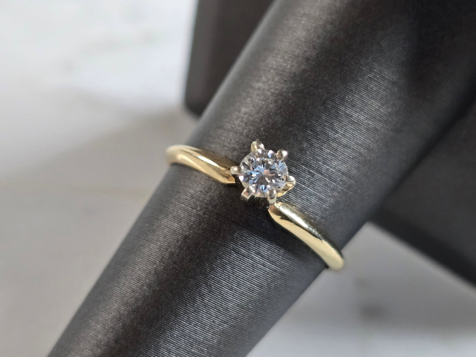 Womens Vintage Estate 14k Gold Diamond Engagement Ring: A WOMENS VINTAGE ESTATE 14K GOLD DIAMOND ENGAGEMENT RING. THE RING WEIGHS 1.8g. THE SIZE OF THE RING IS AN 8.0, AND IS ABOUT 3/16" WIDE. THE DIAMOND IS ABOUT .15cts. MAKES A LOVELY GIFT FOR THAT SOMEO