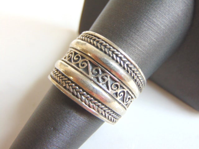 Womens Vintage Estate Sterling Silver Modernist Ring: A WOMENS VINTAGE ESTATE STERLING SILVER MODERNIST RING. THE RING WEIGHS 12.8g, AND IS A SIZE 8.0. ANY QUESTIONS PLEASE DO NOT HESITATE TO ASK. BE SURE TO CHECK OUT SOME OF MY OTHER GREAT ITEMS UP FOR 
