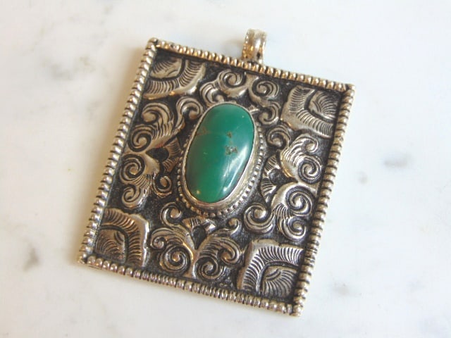 Womens Vintage Sterling Silver Aventurine Pendant: A WOMENS VINTAGE ESTATE STERLING SILVER AVENTURINE COLORED PENDANT. NOT SURE IF STONE IS REAL OR MAN MADE. PENDANT WEIGHS 27.2g AND PENDANT MEASURES 2 1/4" LONG BY 1 3/4" WIDE. MAKES A GREAT GIFT FOR 