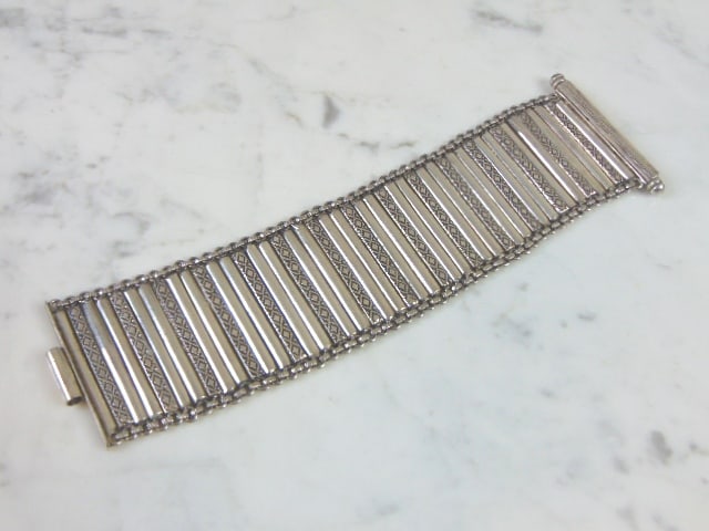 Womens Vintage Estate Sterling Silver Bracelet: FOR SALE IS A LOVELY VINTAGE ESTATE STERLING SILVER BRACELET. BRACELET MEASURES 7 1/2" LONG BY 2" WIDE AND WEIGHS 123.1g. THIS WOULD MAKE A LOVELY GIFT FOR THAT SOMEONE SPECIAL. ANY QUESTIONS, PLEASE 