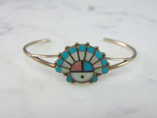 Womens Sterling Silver Southwestern Cuff Bracelet: A LOVELY VINTAGE ESTATE STERLING SILVER SOUTHWESTRN CUFF BRACELET. BRACELET OPENING MEASURES 5" BY 3/4" WIDE AND WEIGHS 8.1g. THIS WOULD MAKE A LOVELY GIFT FOR THAT SOMEONE SPECIAL. ANY QUESTIONS, PLE
