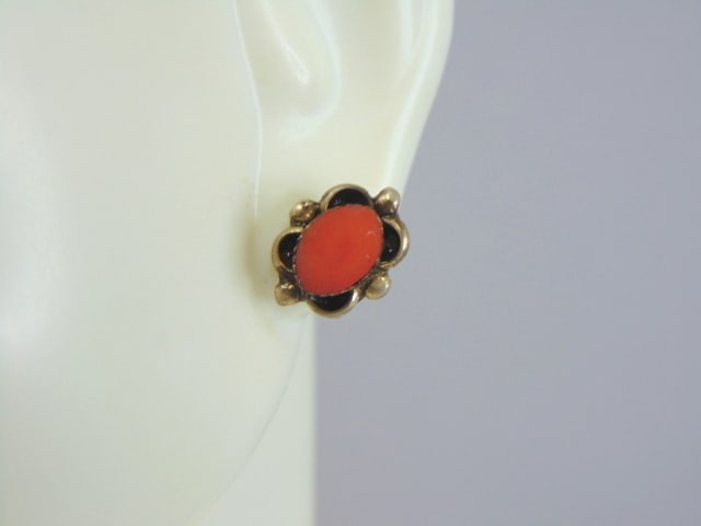 Womens Vintage Estate Sterling Silver Coral Earrings: A PAIR OF WOMENS STERLING SILVER CORAL EARRINGS. NOT SURE IF STONES ARE NATURAL OR MAN MADE. EARRINGS WEIGH 1.7g AND MEASURES 3/8" LONG BY 3/8" WIDE. ANY QUESTIONS, PLEASE DO NOT HESITATE TO ASK. BE S
