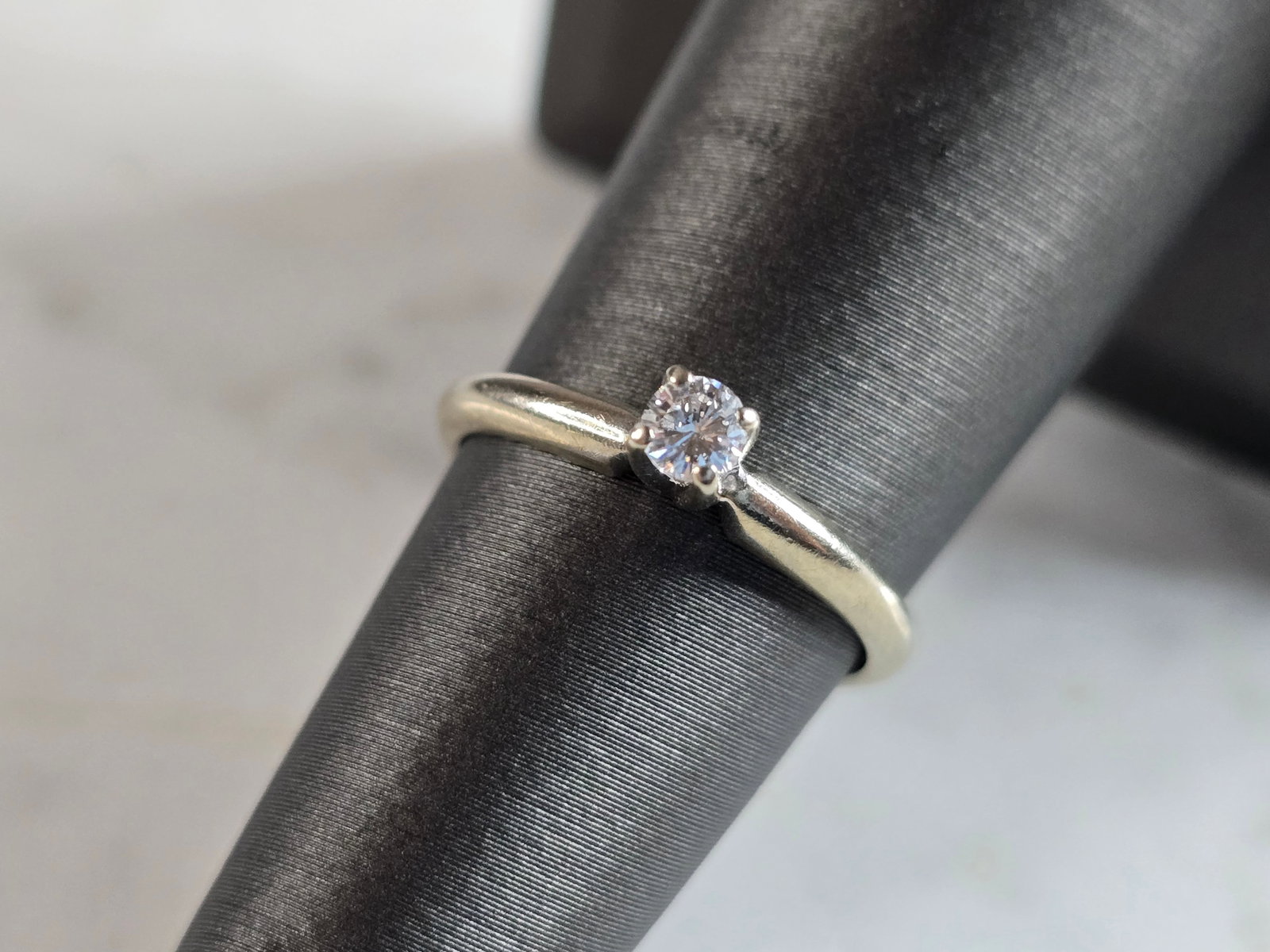 Womens Vintage Estate 14k White Gold Diamond Engagement Ring: A WOMEN'S VINTAGE ESTATE 14K WHITE GOLD DIAMOND ENGAGEMENT RING, MADE BY STYLECREST. THE RING WEIGHS 1.8g, AND IS A SIZE 5.25. THE WIDTH OF THE RING IS 1/8". THE DIAMOND IS ABOUT 0.10cts. ANY QUESTION