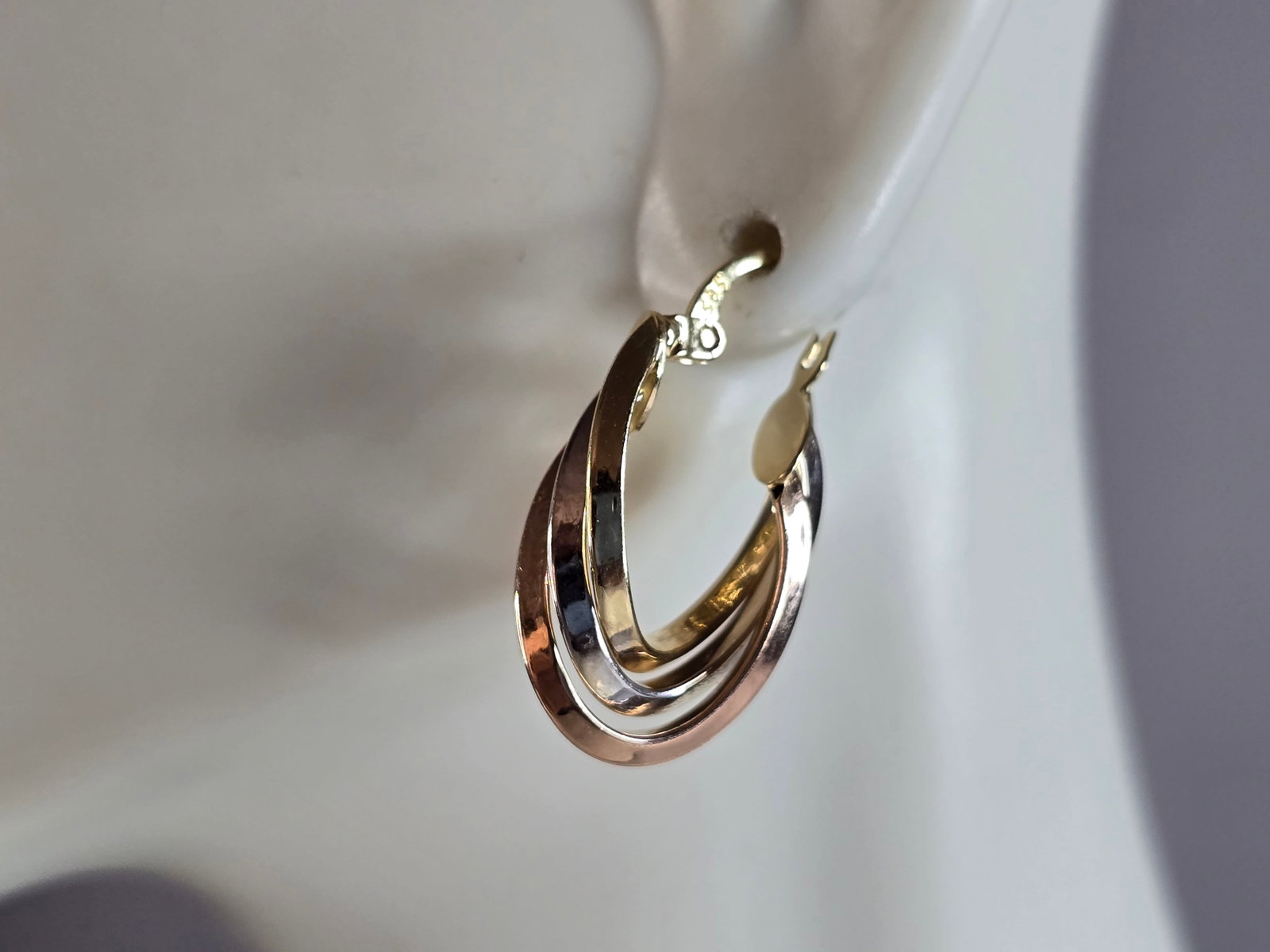 Womens Vintage Estate 14K Multi Tone Gold Hoop Earrings: A PAIR OF WOMENS VINTAGE ESTATE 14K MULTI TONE GOLD HOOP EARRINGS. THE EARRING WEIGHS 2.6g, AND MEASURE 7/8" BY 1/2". EARRINGS ARE MARKED "14K, SIS". WOULD MAKE A GREAT GIFT FOR THAT SOMEONE SPECIAL. 