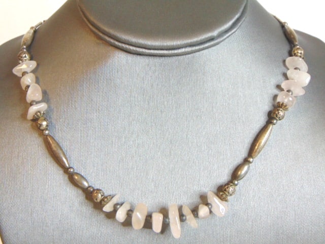 Womens Vintage Estate Sterling Silver Necklace: A WOMENS VINTAGE ESTATE STERLING SILVER NECKLACE. THE NECKLACE WEIGHS 19.6g. THE NECKLACE MEASURES 24 3/8" LONG BY 1/2" WIDE. THIS WOULD MAKE A NICE GIFT FOR THAT SOMEONE SPECIAL. ANY QUESTIONS, PLEAS