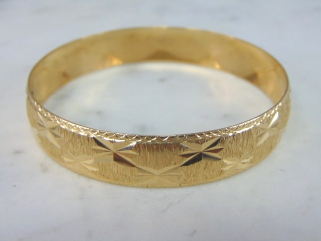Womens Vintage Estate 14k Yellow Gold Bangle Bracelet: A WOMENS 14k YELLOW GOLD BANGLE BRACELET THAT WEIGHS 19.5g AND MEASURES 7 1/4" FOR THE INNER CIRCUMFERENCE, BY 1/2" WIDE. ANY OTHER QUESTIONS PLEASE ASK. BE SURE TO CHECK OUT SOME OF MY OTHER GREAT IT