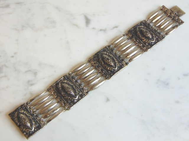 Womens Vintage Estate Sterling Silver Bracelet: A LOVELY VINTAGE ESTATE STERLING SILVER BRACELET. BRACELET MEASURES 7 3/4" LONG BY 1 1/8" WIDE AND WEIGHS 78.6g. THIS WOULD MAKE A LOVELY GIFT FOR THAT SOMEONE SPECIAL. ANY QUESTIONS, PLEASE DON'T HES