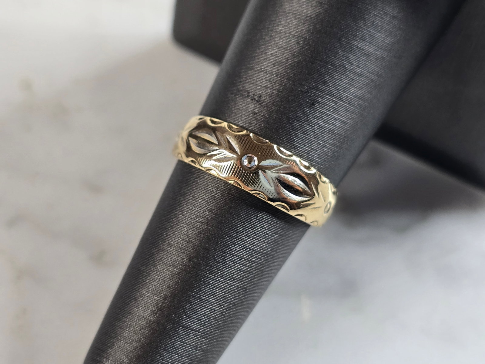 Womens Vintage Estate 14k Yellow Gold Ring: A WOMENS VINTAGE ESTATE 14k YELLOW GOLD RING. THE RING WEIGHS 2.9g AND IS A SIZE 6.75. THE FACE MEASURES 1/4" WIDE. ANY QUESTIONS PLEASE DO NOT HESITATE TO ASK. BE SURE TO CHECK OUT SOME OF MY OTHER G
