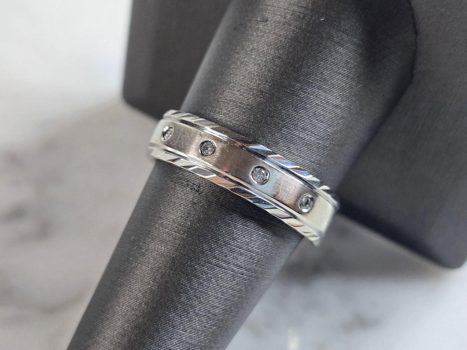 Mens Vintage Estate 10k White Gold Diamond Ring: A MENS VINTAGE ESTATE 10K WHITE GOLD DIAMOND RING. THE RING WEIGHS 4.8g, AND IS A SIZE 9.25. THE CARAT WEIGHT OF THE DIAMONDS ARE ABOUT .15cts. ANY QUESTIONS PLEASE ASK PRIOR TO BIDDING. BE SURE TO CH