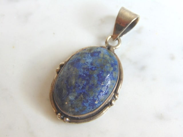Womens Vintage Sterling Silver Lapis Lazuli Pendant: A WOMENS VINTAGE ESTATE STERLING SILVER LAPIS LAZULI PENDANT. NOT SURE IF STONE IS REAL OR MAN MADE. PENDANT WEIGHS 12.6g AND PENDANT MEASURES 1 7/8" LONG BY 1" WIDE. MAKES A GREAT GIFT FOR THAT SOMEO
