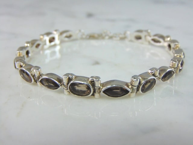 Womens Vintage Sterling Silver Smoky Quartz Bracelet: A LOVELY VINTAGE ESTATE STERLING SILVER SMOKY QUARTZ BRACELET. NOT SURE IF STONES ARE REAL OR MAN MADE. BRACELET MEASURES 7 7/8" LONG BY 1/4" WIDE AND WEIGHS 14.9g. THIS WOULD MAKE A LOVELY GIFT FOR T