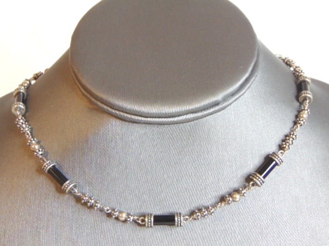 Womens Vintage Estate Sterling Silver Necklace: A WOMENS VINTAGE ESTATE STERLING SILVER NECKLACE. NECKLACE WEIGHS 21.6g AND MEASURES 18 1/4" LONG BY 1/4" WIDE. MAKES A GREAT GIFT FOR THAT SOMEONE SPECIAL. ANY QUESTIONS, PLEASE ASK. BE SURE TO CHECK