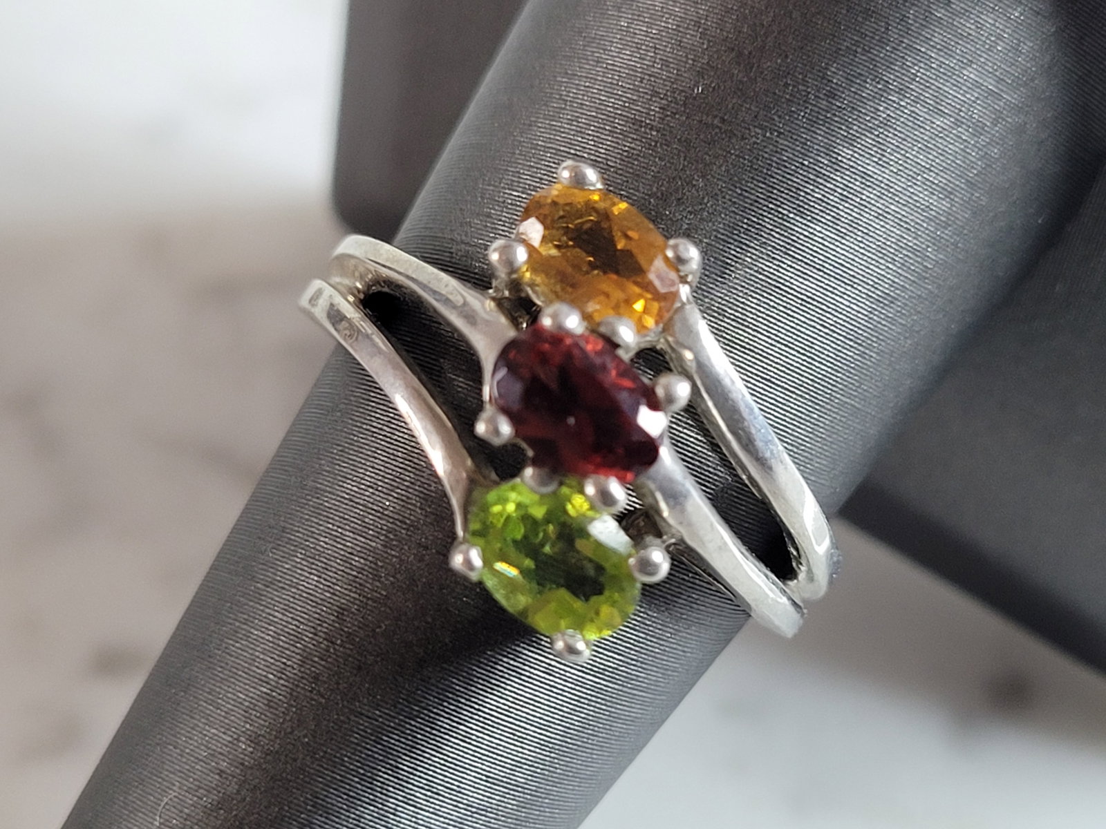 Womens Vintage Estate Sterling Silver Modernist Ring: A WOMENS VINTAGE ESTATE STERLING SILVER MODERNIST RING WITH MULTI COLORED STONES. NOT SURE IF THE STONES ARE NATURAL OR MAN MADE. THE RING WEIGHS 4.3g, AND IS A SIZE 9.0. THE WIDTH OF THE RING IS 1/2"