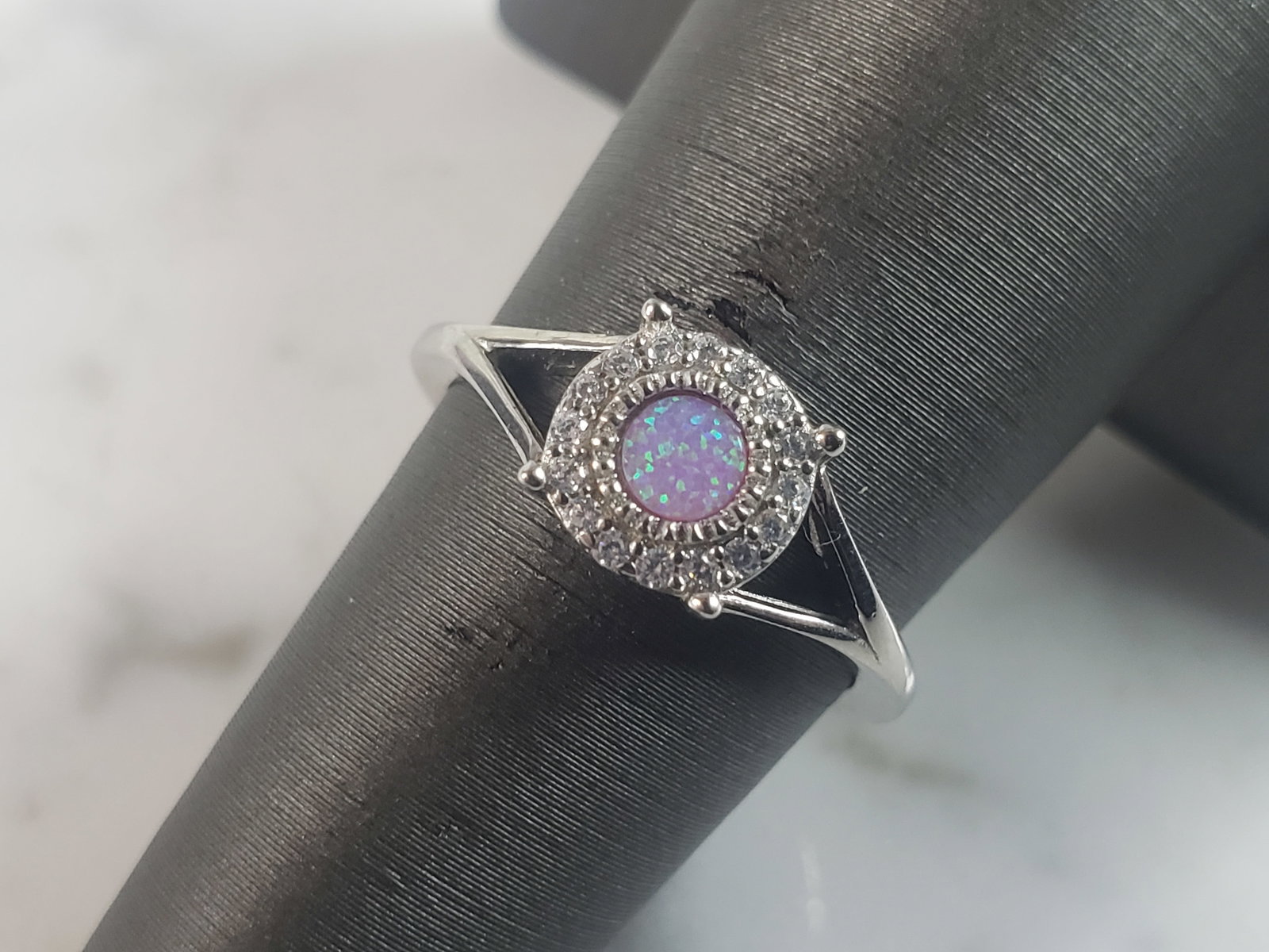 Womens Vintage Estate Sterling Silver Pink Opal Stone Ring: A WOMENS ESTATE STERLING SILVER PINK OPAL STONE RING. NOT SURE IF STONES ARE REAL OR MAN MADE. THE RING WEIGHS 2.4g AND IS A SIZE 6.0. FACE MEASURES 1/4". MAKES A GREAT GIFT FOR THAT SOMEONE SPECIAL. 