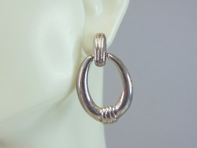 Womens Vintage Estate Sterling Silver Dangle Earrings: A PAIR OF WOMENS STERLING SILVER DANGLE EARRINGS. EARRINGS WEIGH 6.3g AND MEASURES 1 1/4" LONG BY 3/4" WIDE. ANY OTHER QUESTIONS, PLEASE DO NOT HESITATE TO ASK. BE SURE TO CHECK OUT SOME OF MY OTHER G