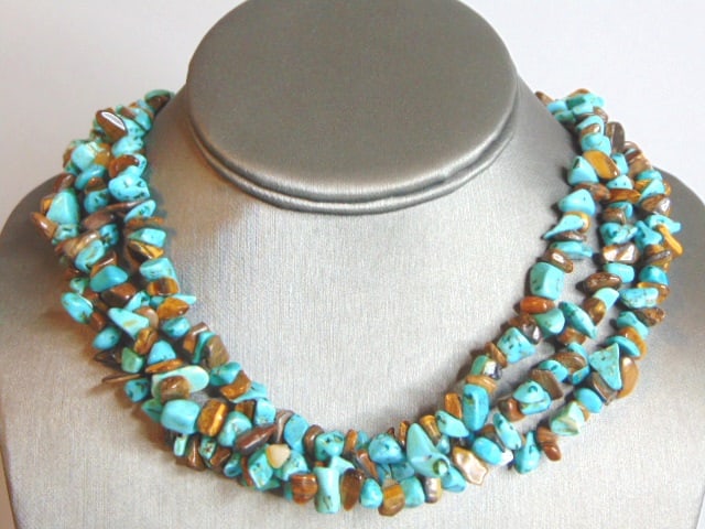 Womens Vintage Estate Turquoise & Tiger Necklace: A WOMENS VINTAGE ESTATE TURQUOISE & TIGER'S EYE NECKLACE . NOT SURE IF STONES ARE REAL OR MAN MADE. NECKLACE WEIGHS 110.4g. THE NECKLACE MEASURES 19 1/2" LONG BY 1" WIDE. THIS WOULD MAKE A NICE GIFT F