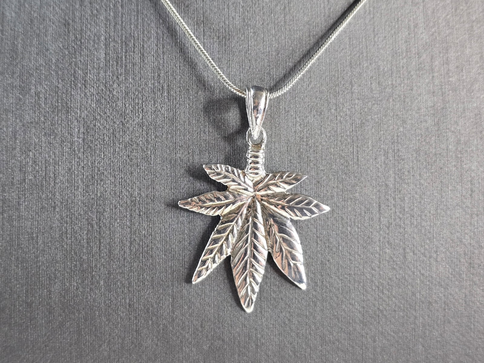 Mens Vintage Estate Sterling Silver 420 Leaf Pendant Necklace: A VINTAGE ESTATE WOMENS OR MEN'S STERLING SILVER LEAF PENDANT WITH NECKLACE. THE PENDANT MEASURES 1 5/8" BY 1 1/8", AND THE NECKLACE MEASURES 18 5/8", TOGETHER THEY WEIGH 8.3g. WOULD MAKE A GREAT GIFT