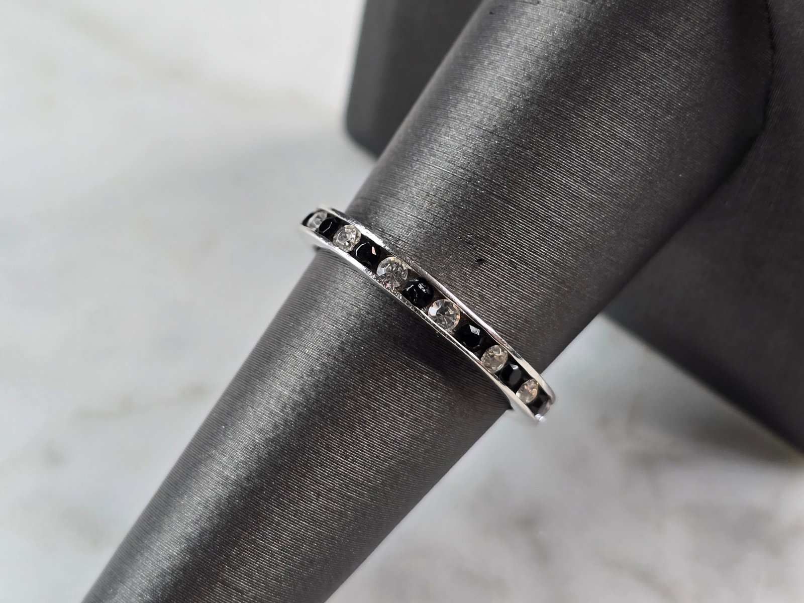 Womens Vintage Estate Sterling Silver Modernist Infinity Ring: A WOMENS VINTAGE ESTATE STERLING SILVER MODERNIST INFINITY RING. RING WEIGHS 2.1g AND IS A SIZE 7.75. THE WIDTH OF THE RING IS 1/8". THIS WOULD MAKE A NICE GIFT FOR THAT SOMEONE SPECIAL. ANY QUESTIONS
