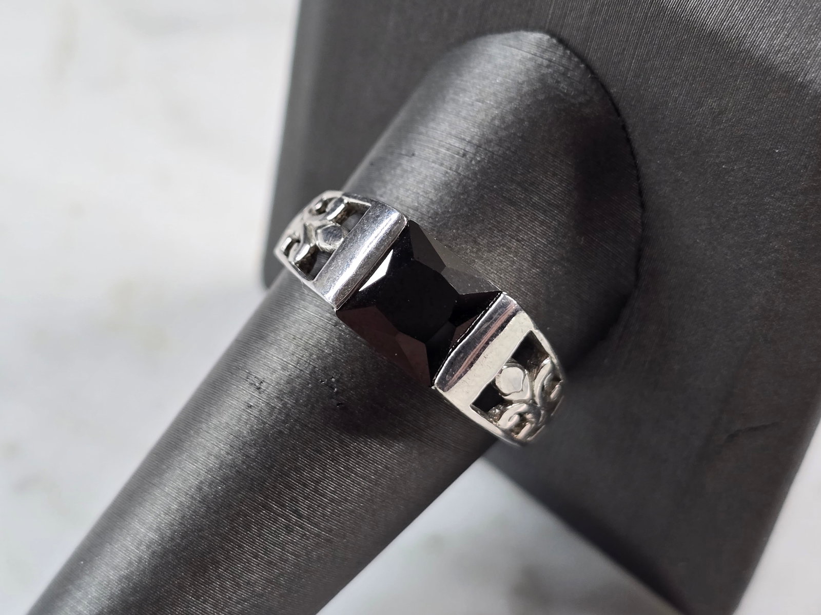 Mens Sterling Silver Modernist Onyx Fleur De Lis Ring: A MENS STERLING SILVER MODERNIST ONYX FLEUR DE LIS RING. THE RING WEIGHS 4.4g AND IS A SIZE 10.5. THE WIDTH OF THE RING IS 5/16". THIS RING WOULD BE A WONDERFUL GIFT FOR THAT SPECIAL SOMEONE. ANY QUES