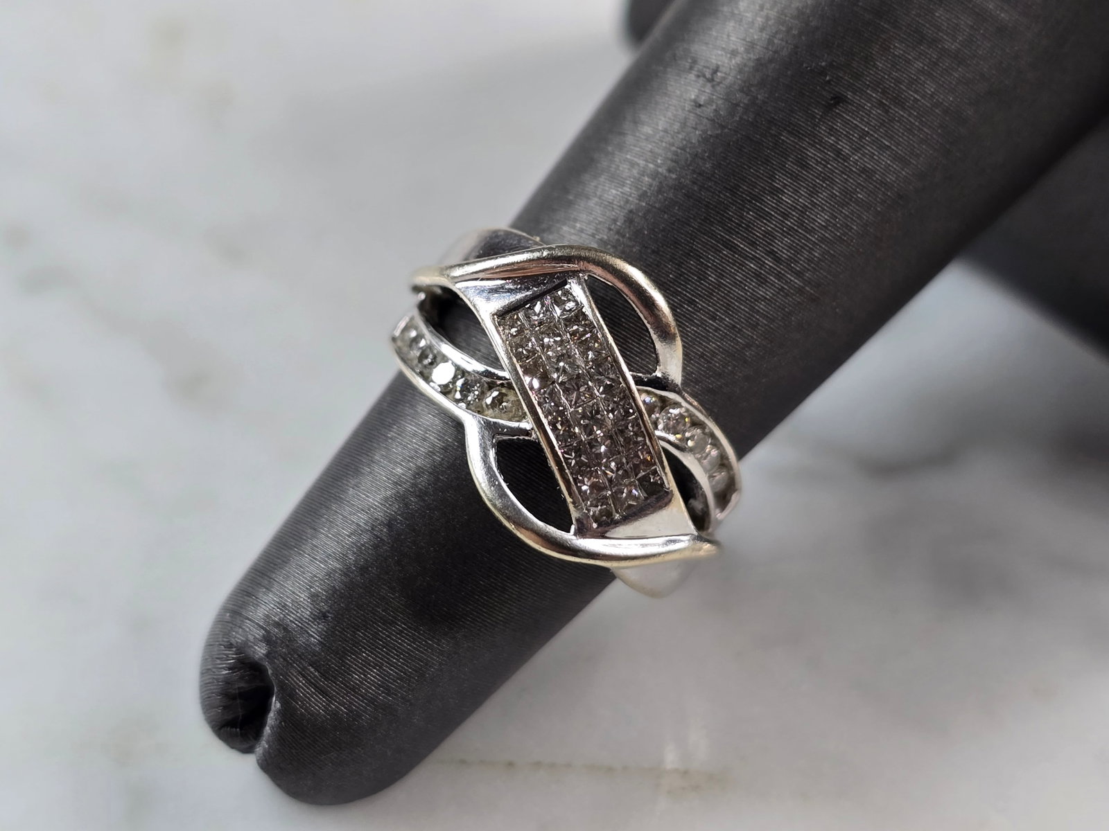 Womens Vintage Estate 14K White Gold Modernist Diamond Ring: A WOMENS VINTAGE ESTATE 14K WHITE GOLD DIAMOND RING. THE RING IS A SIZE 4.75 AND WEIGHS 4.5g. THERE ARE 24 SMALL DIAMONDS IN THE CENTER, WITH 11 TINY ACCENT DIAMONDS. THERE IS ONE MISSING DIAMOND ON T