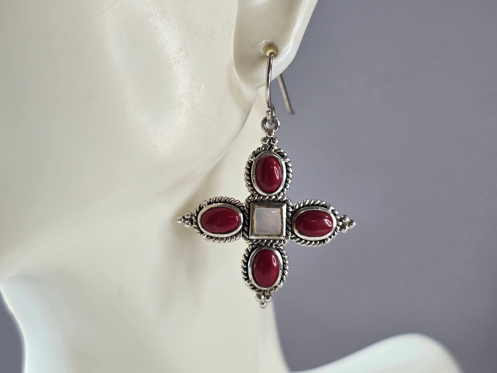 Womens Estate Sterling Silver Southwestern Coral Earrings: A WOMENS VINTAGE ESTATE STERLING SILVER SOUTHWESTERN CORAL COLORED EARRINGS. EARRINGS WEIGHS 6.8g AND MEASURE 1 1/2" BY 1 1/8". WOULD MAKE A NICE GIFT FOR THAT SOMEONE SPECIAL. ANY QUESTIONS PLEASE DO