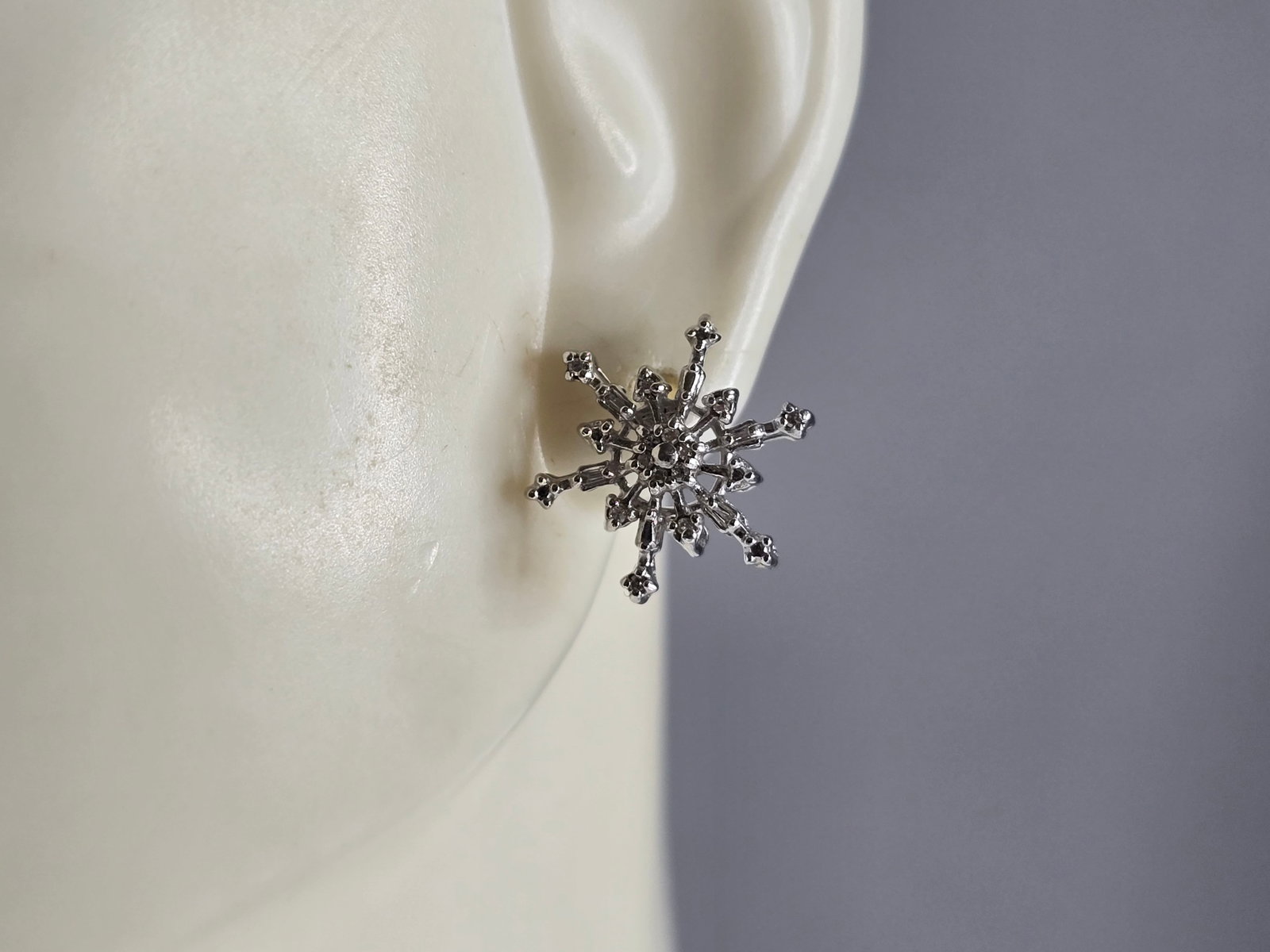 Womens Vintage Estate Sterling Silver CZ Snowflake Stud Earrings (1 of 4)