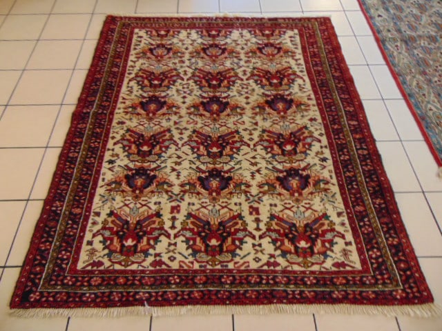 Vintage Estate Semi-Antique Handmade Heriz Rug: A BEAUTIFUL SEMI ANTIQUE HANDMADE HAND KNOTTED HERIZ RUG THAT MEASURES 5' 3" BY 6' 4" . RUG IS MADE FROM 100% WOOL. CONDITION IS GOOD.