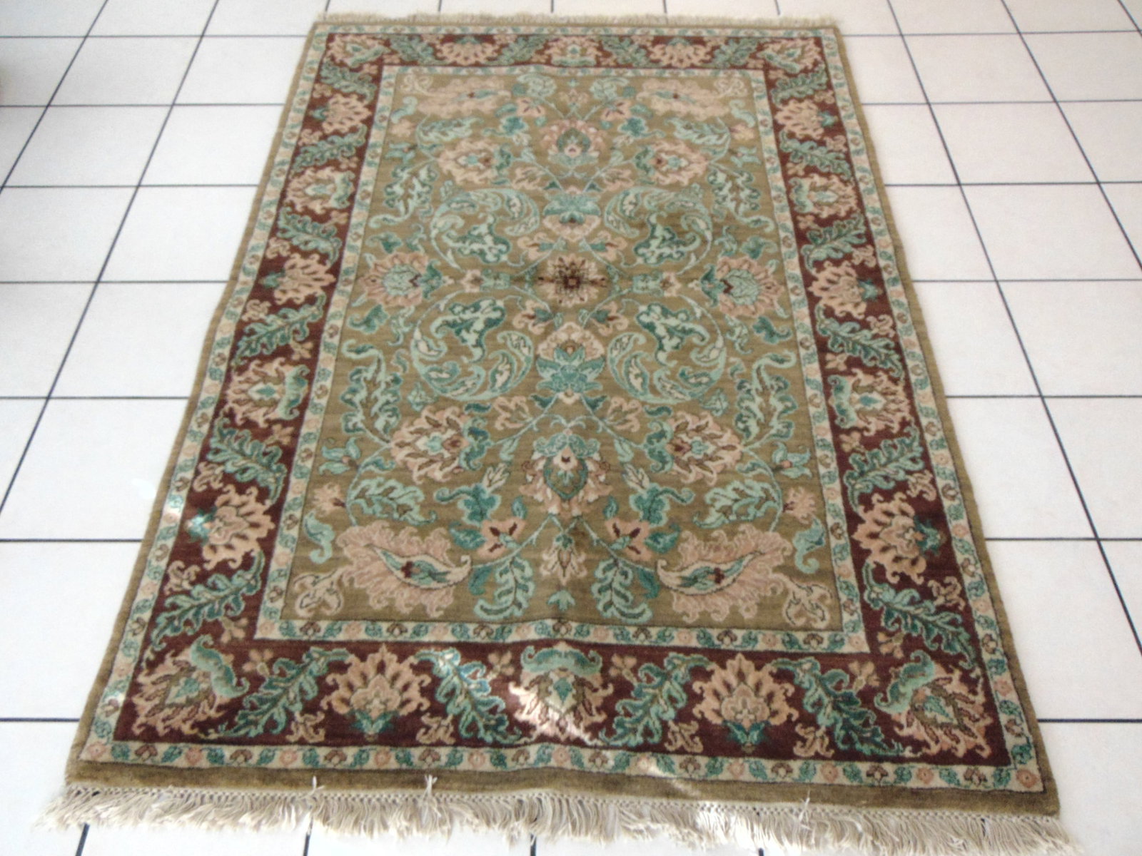 Vintage Estate Handmade Middle Eastern Kashan Rug: A BEAUTIFUL VINTAGE ESTATE HANDMADE MIDDLE EASTERN KASHAN RUG THAT MEASURES 4' 6" BY 6' 7". RUG IS MADE FROM 100% WOOL.