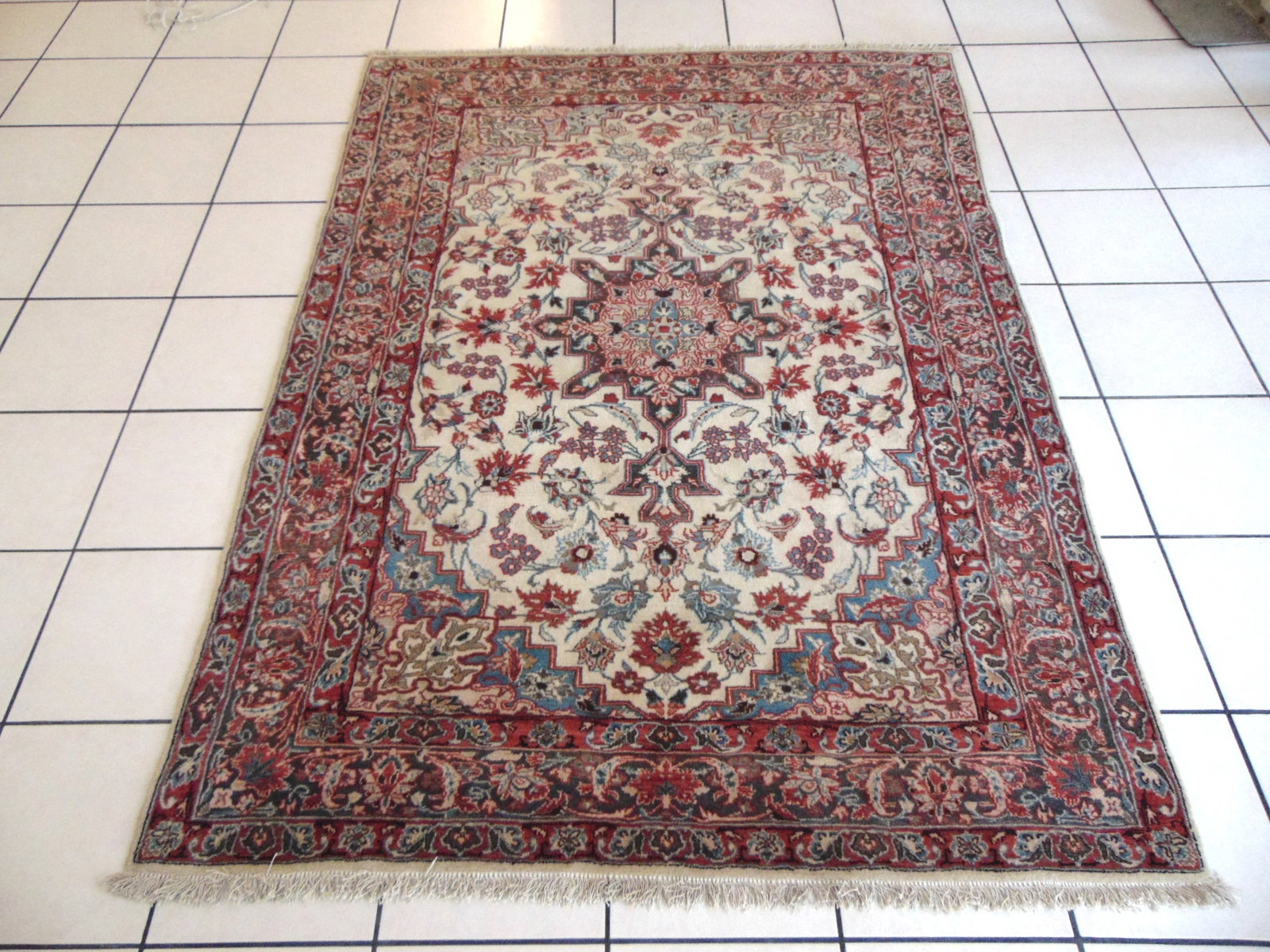 Vintage Estate Decorative Handmade Middle Eastern Kashan Rug: A BEAUTIFUL VINTAGE ESTATE DECORATIVE HANDMADE MIDDLE EASTERN KASHAN RUG THAT MEASURES 4' 10" BY 6' 8" . RUG IS MADE FROM 100% WOOL.
