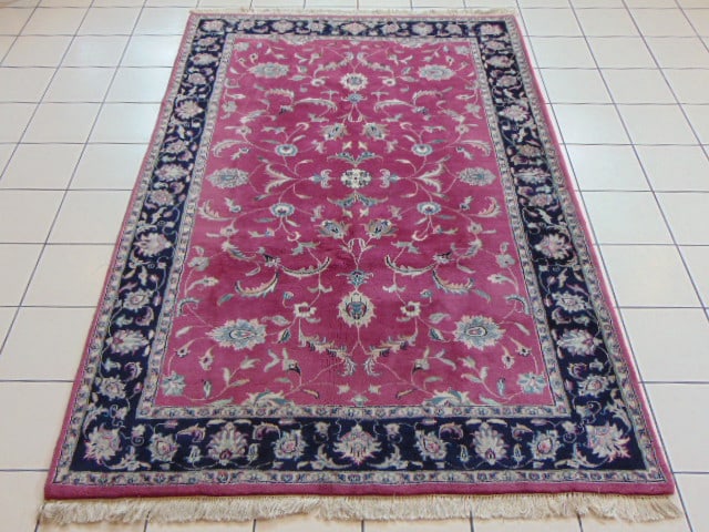 Vintage Estate Handmade Kashan Middle Eastern Rug: A BEAUTIFUL VINTAGE ESTATE HANDMADE KAHAN MIDDLE EASTERN RUG THAT MEASURES 6' BY 8' 10". RUG IS MADE FROM 100% WOOL. APPRAISED $5500