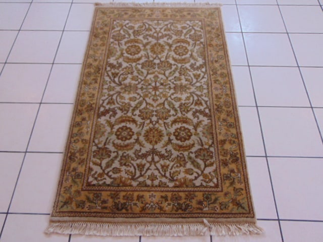 Vintage Estate Handmade Indo Rug: A BEAUTIFUL VINTAGE ESTATE HANDMADE INDO RUG THAT MEASURES 3' BY 4' 11" . RUG IS MADE FROM 100% WOOL. APPRAISED $2000