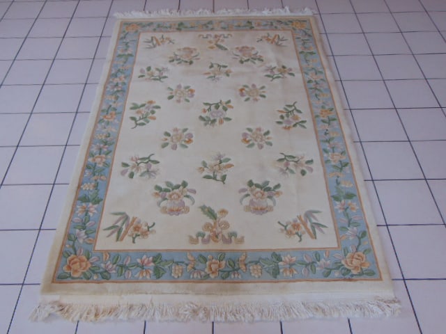 Vintage Estate Handmade Middle Eastern Rug: A BEAUTIFUL VINTAGE ESTATE HANDMADE HANDKNOTTED MIDDLE EASTERN RUG THAT MEASURES 6' BY 9' . RUG IS MADE FROM 100% WOOL. THERE IS A STAIN ON THE RUG AS SEEN IN PICTURES. APPRAISED $5500