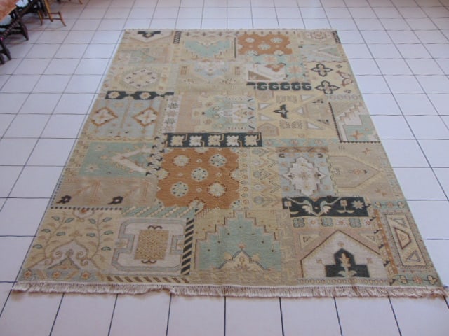 HAND KNOTTED PERSIAN DESIGN SUMACK AREA RUG: A GORGEOUS PERSIAN DESIGN INDO OUSHAK. RUG MEASURES 8' BY 9' RUG WAS HAND MADE IN INDIA WITH A SUMACK WEAVE. THE RUG IS IS 100% HAND KNOTTED WITH 100% WOOL PILE. A GREAT FIT FOR YOU LIVING, DINNING, B