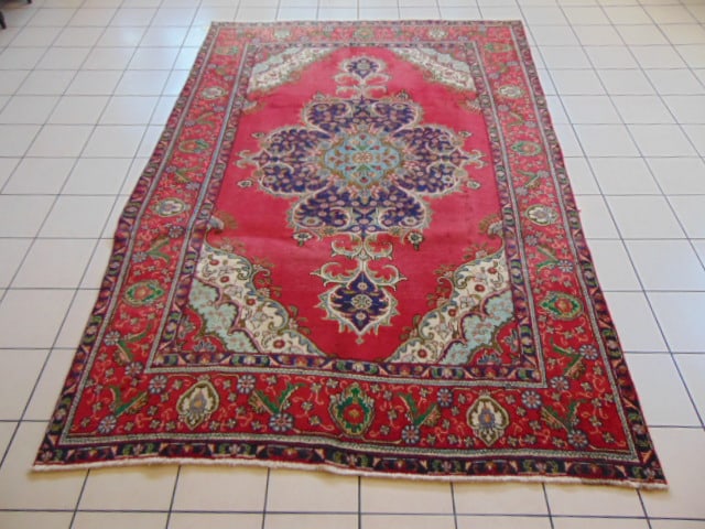 Vintage Estate Handmade Middle Eastern Kashan Rug: A BEAUTIFUL VINTAGE ESTATE HANDMADE HANDKNOTTED MIDDLE EASTERN KASHAN RUG THAT MEASURES 10' 8" BY 7' 3". RUG IS MADE FROM 100% WOOL.RUG HAS SOME BLEMISHES AND MOTH DAMAGE AS SEEN IN THE PICTURES. IF T