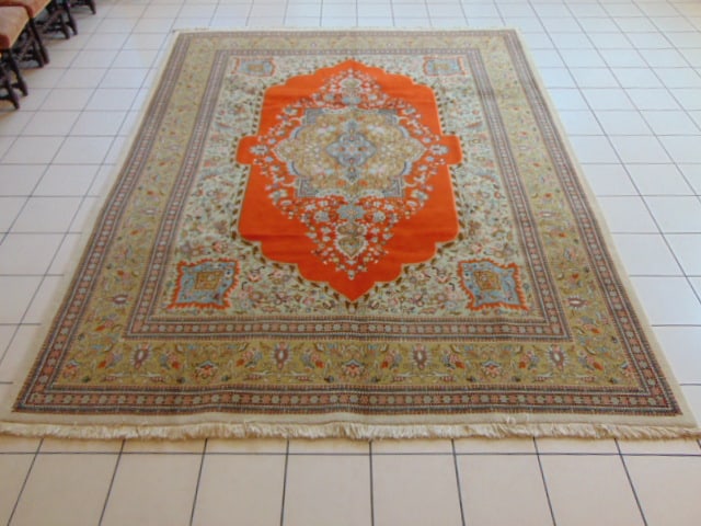 Vintage Estate Antique Handmade Tabriz Rug: A BEAUTIFUL VINTAGE ESTATE ANTIQUE HANDMADE HAND KNOTTED MIDDLE EASTERN TABRIZ RUG THAT MEASURES 9' BY 11' 10". RUG IS MADE FROM 100% WOOL. IF THERE ARE ANY ISSUES PLEASE CONTACT US, WE'RE ALWAYS HAPP